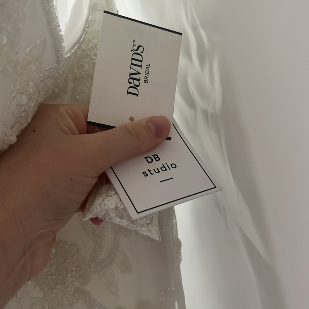 GORGEOUS & brand new wedding dress from David’s Bridal - Picture 8 of 9